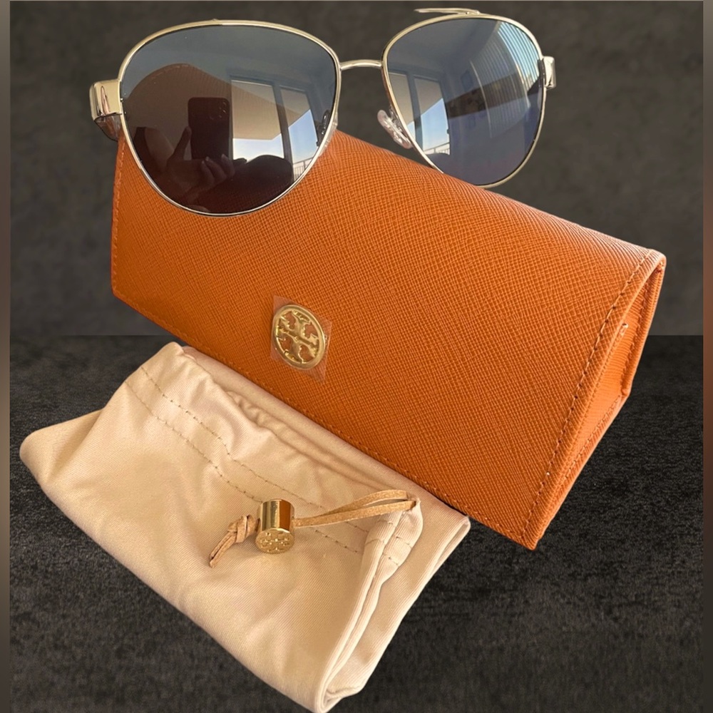 Tory Burch- Women’s Metal Aviator Sunglasses.